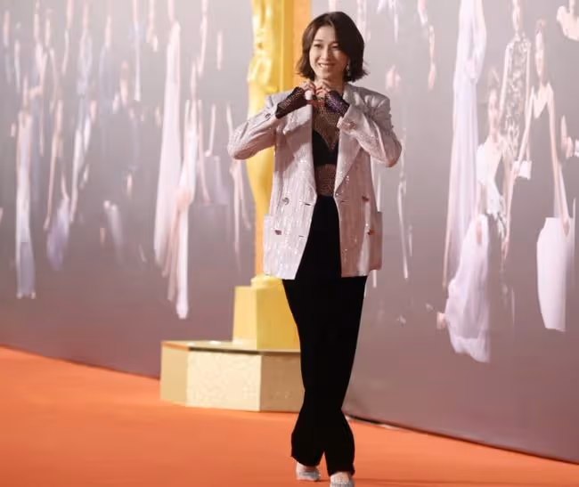 TVB頒獎紅毯:陳自瑤秀美背,黃智雯顯高貴,鍾嘉欣穿漁網衫壓軸