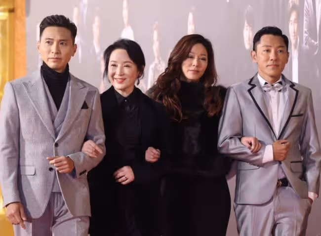 TVB頒獎紅毯:陳自瑤秀美背,黃智雯顯高貴,鍾嘉欣穿漁網衫壓軸