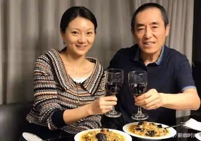 陳婷曬女兒生日合照,一家三口很溫馨,張藝謀搭肩笑容和藹!