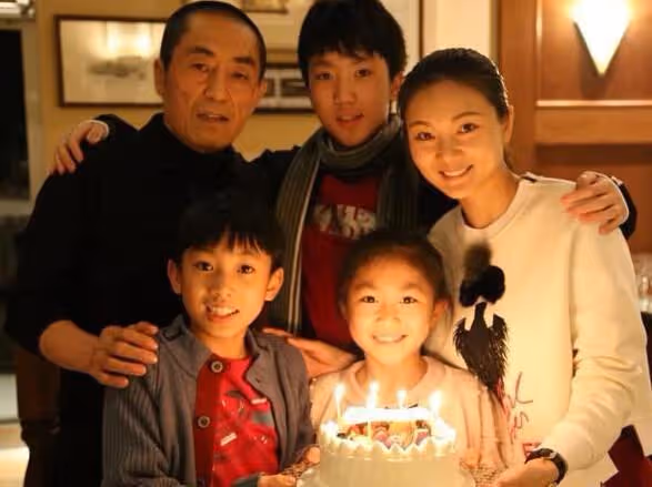 陳婷曬女兒生日合照,一家三口很溫馨,張藝謀搭肩笑容和藹!