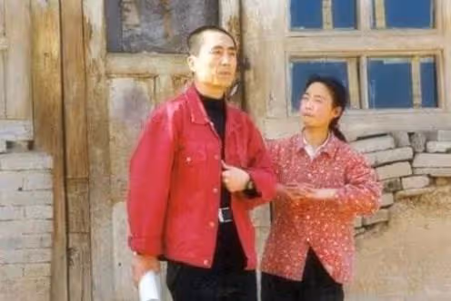13歲喂豬，一夜爆紅後被張藝謀勸退娛樂圈，36歲的魏敏芝如何了？