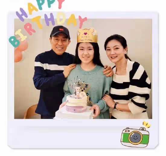 陳婷曬女兒生日合照,一家三口很溫馨,張藝謀搭肩笑容和藹!