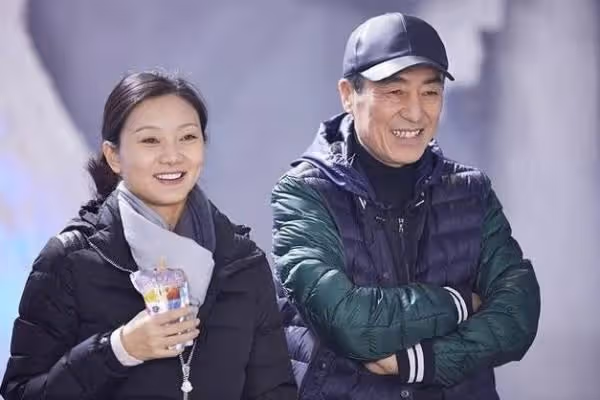 陳婷曬女兒生日合照,一家三口很溫馨,張藝謀搭肩笑容和藹!