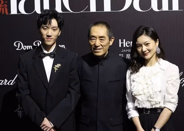 陳婷曬女兒生日合照,一家三口很溫馨,張藝謀搭肩笑容和藹!