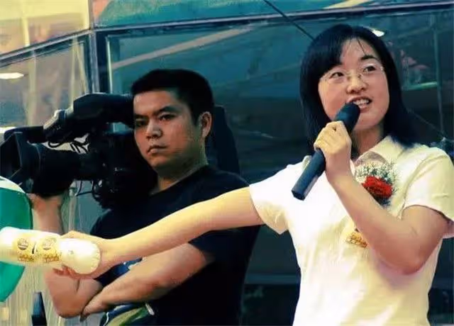 13歲喂豬，一夜爆紅後被張藝謀勸退娛樂圈，36歲的魏敏芝如何了？