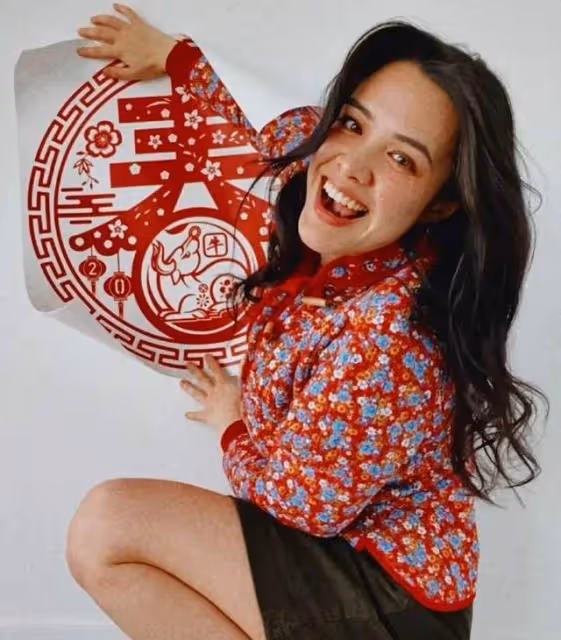 鍾麗緹大女兒在家熱舞,緊身衣暴露豐碩身材,衣物撒一地顯邋遢