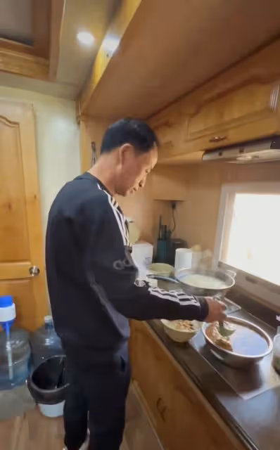 黃曉明被贊中國好老闆!親自捧蛋糕為司機慶生,還送千元國產手機
