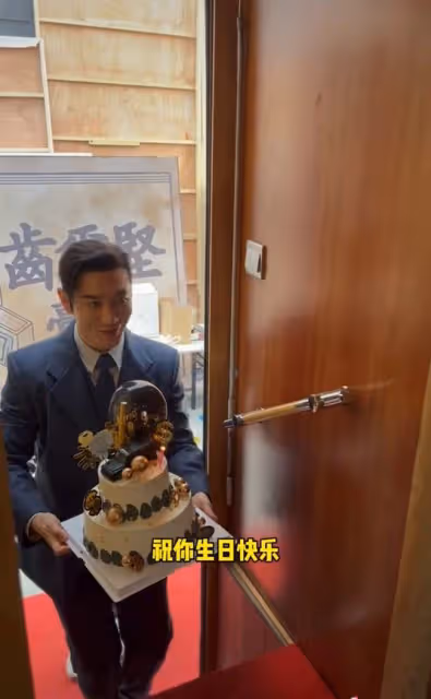 黃曉明被贊中國好老闆!親自捧蛋糕為司機慶生,還送千元國產手機