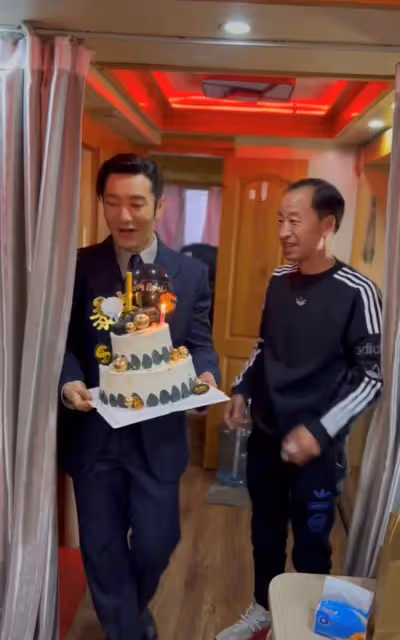 黃曉明被贊中國好老闆!親自捧蛋糕為司機慶生,還送千元國產手機