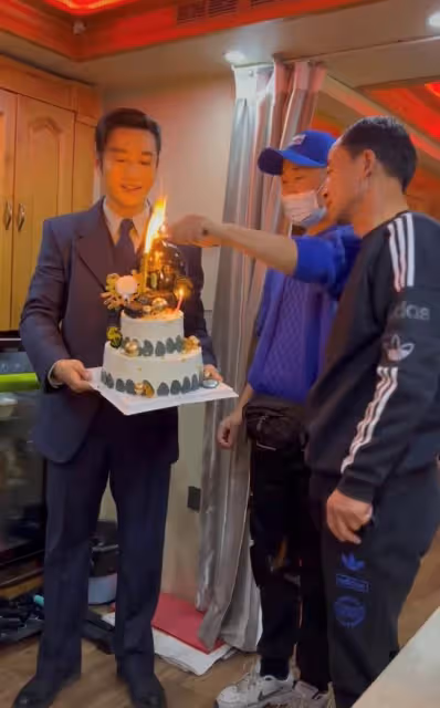 黃曉明被贊中國好老闆!親自捧蛋糕為司機慶生,還送千元國產手機