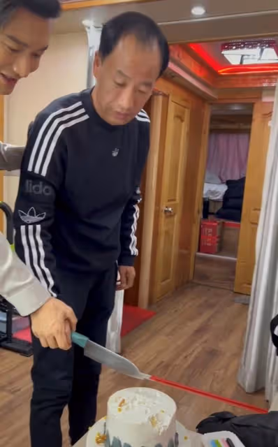 黃曉明被贊中國好老闆!親自捧蛋糕為司機慶生,還送千元國產手機