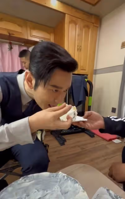 黃曉明被贊中國好老闆!親自捧蛋糕為司機慶生,還送千元國產手機