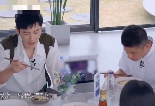 黃曉明被贊中國好老闆!親自捧蛋糕為司機慶生,還送千元國產手機