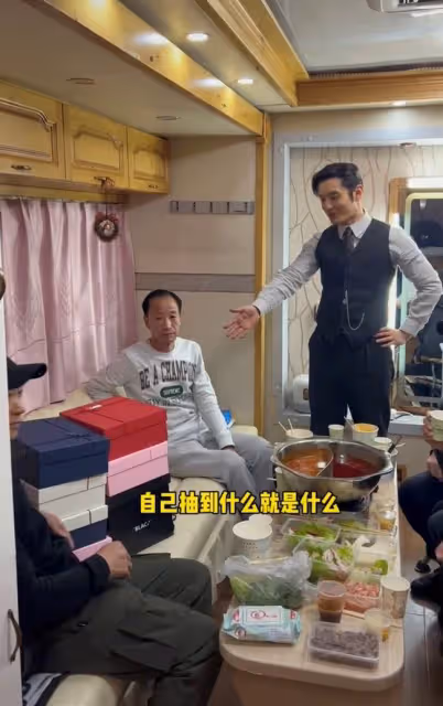 黃曉明被贊中國好老闆!親自捧蛋糕為司機慶生,還送千元國產手機