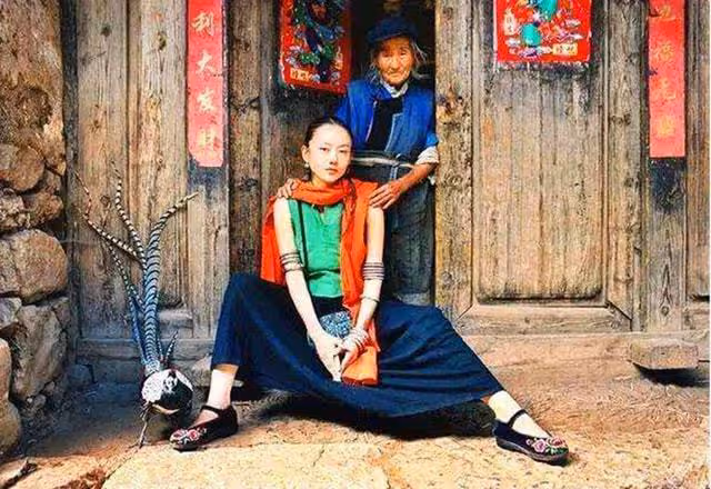 楊麗萍三姐妹回家探親,氣場強大如複製粘貼,火車站不戴口罩遭批