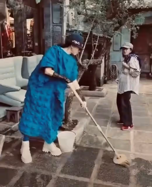 楊麗萍三姐妹回家探親,氣場強大如複製粘貼,火車站不戴口罩遭批