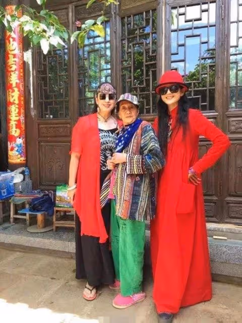 楊麗萍三姐妹回家探親，氣場強大如複製粘貼，火車站不戴口罩遭批