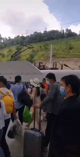 楊麗萍三姐妹回家探親，氣場強大如複製粘貼，火車站不戴口罩遭批
