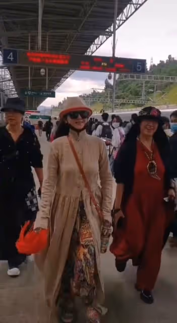 楊麗萍三姐妹回家探親，氣場強大如複製粘貼，火車站不戴口罩遭批