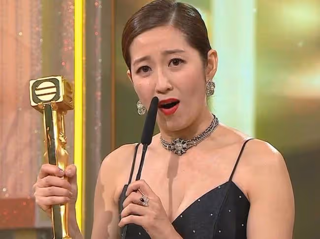 TVB頒獎禮頻頻爆冷,被指關係戶成大贏家!鍾嘉欣第8度無緣視後