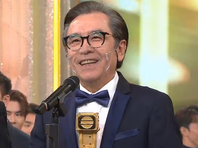 TVB頒獎禮!狄龍頒獎給姜大衛力破不和傳聞,兒子爆冷成雙料視帝