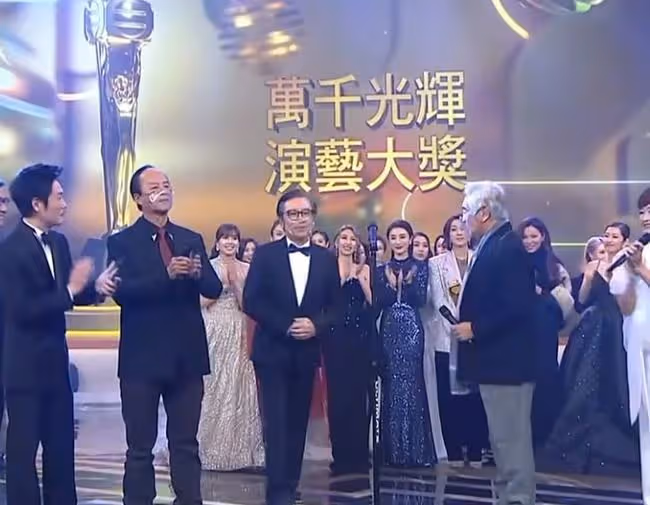 TVB頒獎禮!狄龍頒獎給姜大衛力破不和傳聞,兒子爆冷成雙料視帝