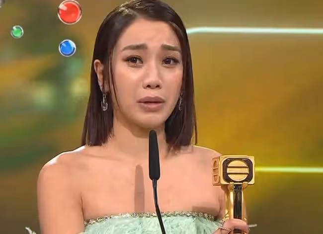 TVB頒獎禮!狄龍頒獎給姜大衛力破不和傳聞,兒子爆冷成雙料視帝