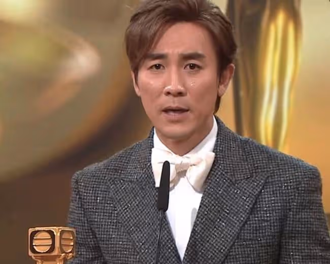 TVB頒獎禮!狄龍頒獎給姜大衛力破不和傳聞,兒子爆冷成雙料視帝