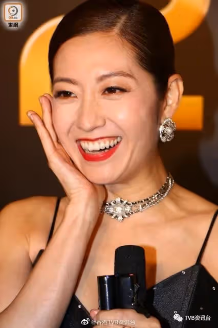 TVB台慶頒獎禮︱陳自瑤大露背 港姐幫全紅應戰