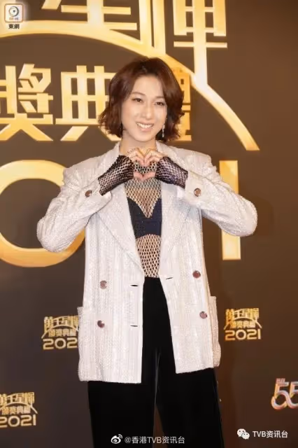 TVB台慶頒獎禮︱林夏薇中門大開 力撼鍾嘉欣「魚網胸」