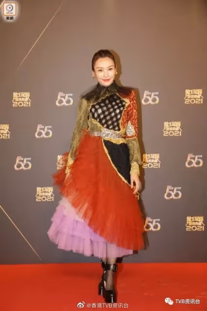 TVB台慶頒獎禮︱林夏薇中門大開 力撼鍾嘉欣「魚網胸」