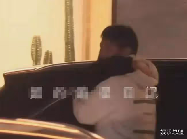 張天愛私下應酬對男性領導投懷送抱,貼身相擁太親密,目的性太強