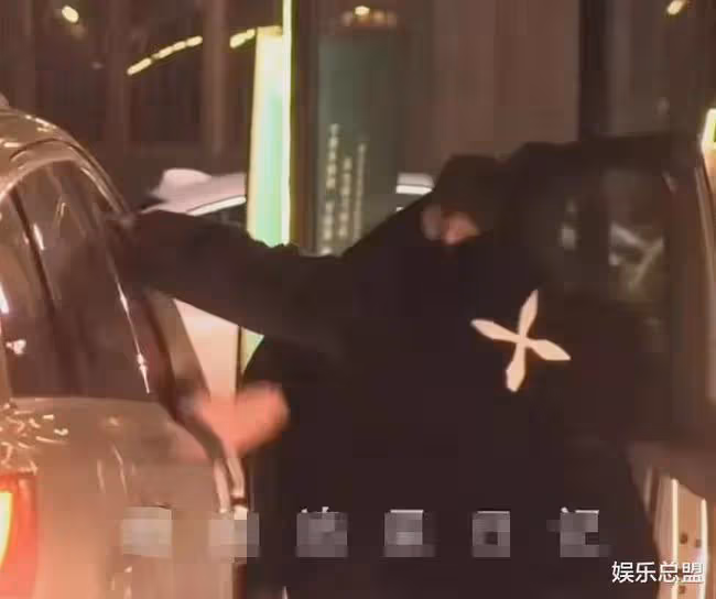張天愛私下應酬對男性領導投懷送抱，貼身相擁太親密，目的性太強