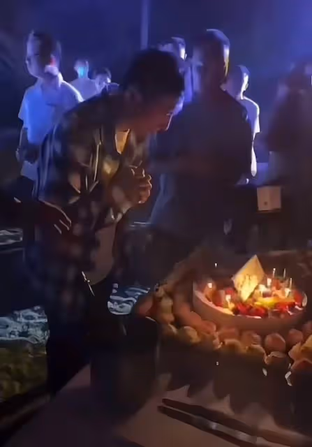 王思聰34歲生日陣仗大!現場雲煙繚繞氛圍火熱,美女成群顏值超高