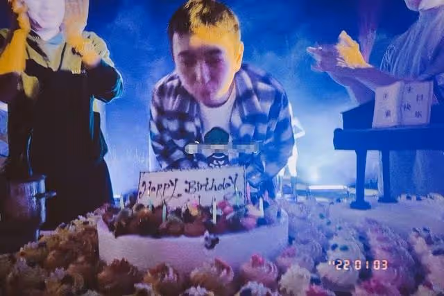 王思聰34歲生日陣仗大!現場雲煙繚繞氛圍火熱,美女成群顏值超高