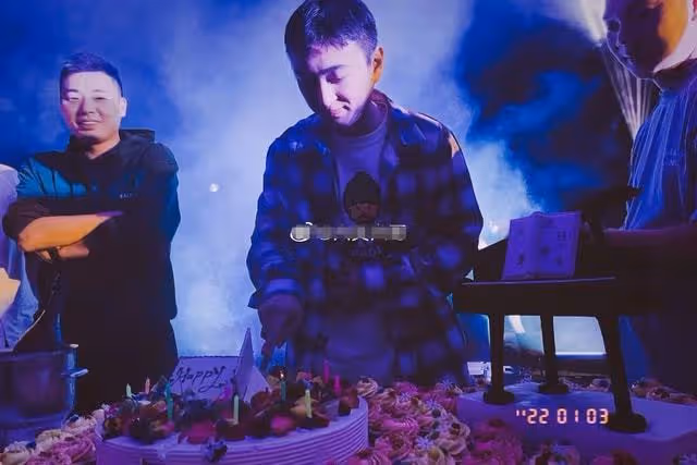 王思聰34歲生日陣仗大!現場雲煙繚繞氛圍火熱,美女成群顏值超高