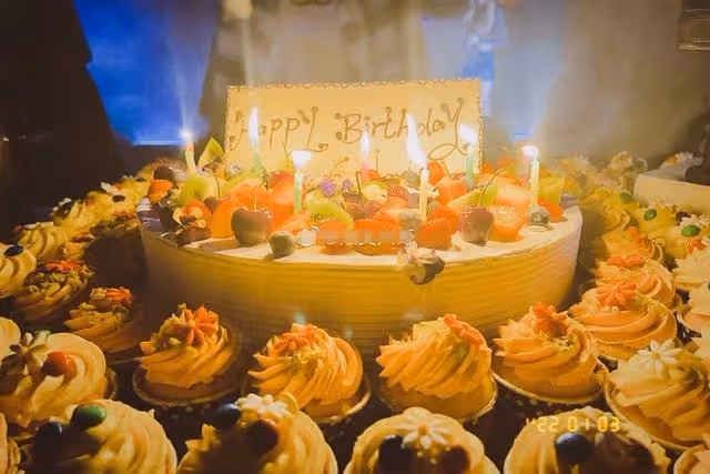 王思聰34歲生日陣仗大!現場雲煙繚繞氛圍火熱,美女成群顏值超高