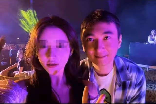 王思聰34歲生日陣仗大!現場雲煙繚繞氛圍火熱,美女成群顏值超高