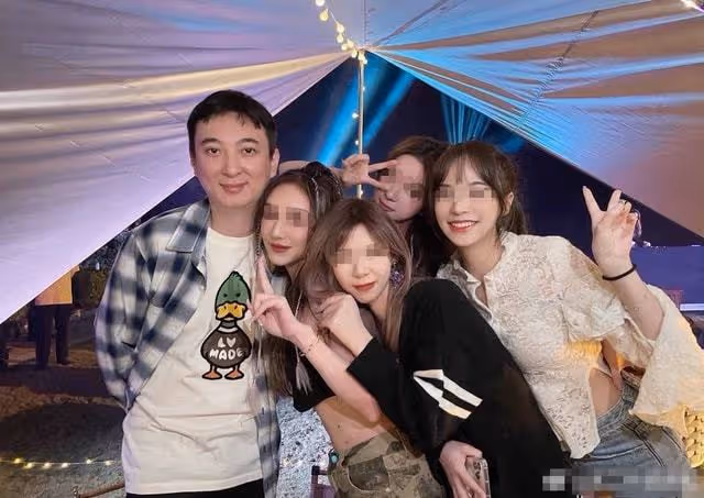 王思聰34歲生日陣仗大!現場雲煙繚繞氛圍火熱,美女成群顏值超高
