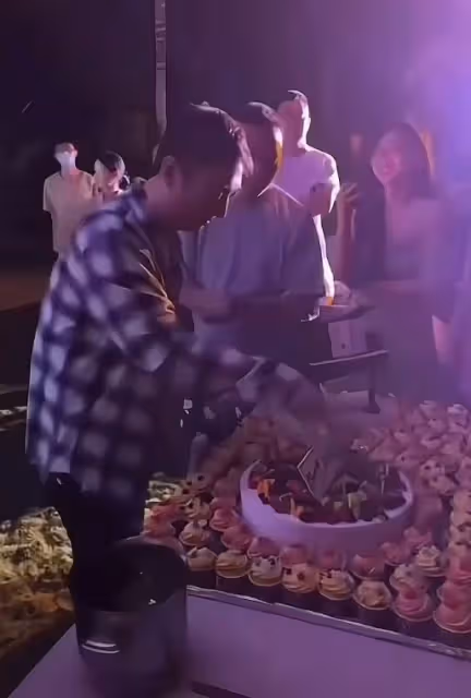 王思聰34歲生日陣仗大!現場雲煙繚繞氛圍火熱,美女成群顏值超高