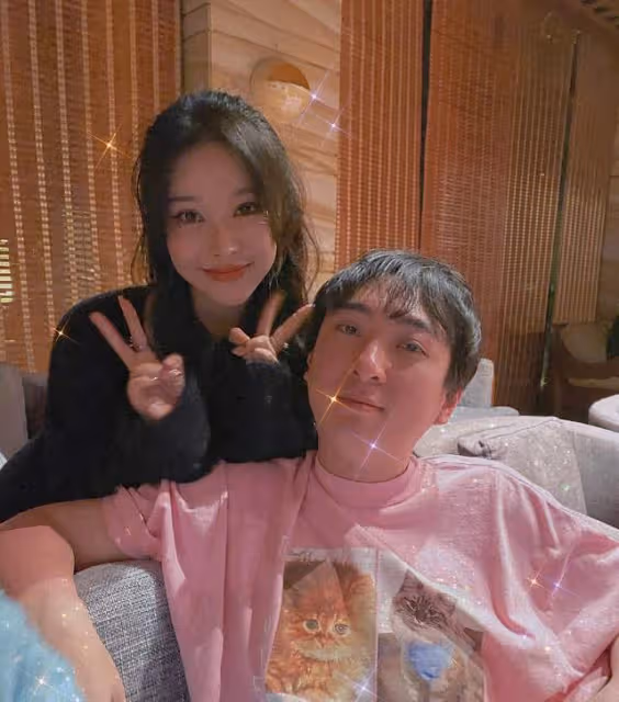 王思聰34歲生日陣仗大!現場雲煙繚繞氛圍火熱,美女成群顏值超高