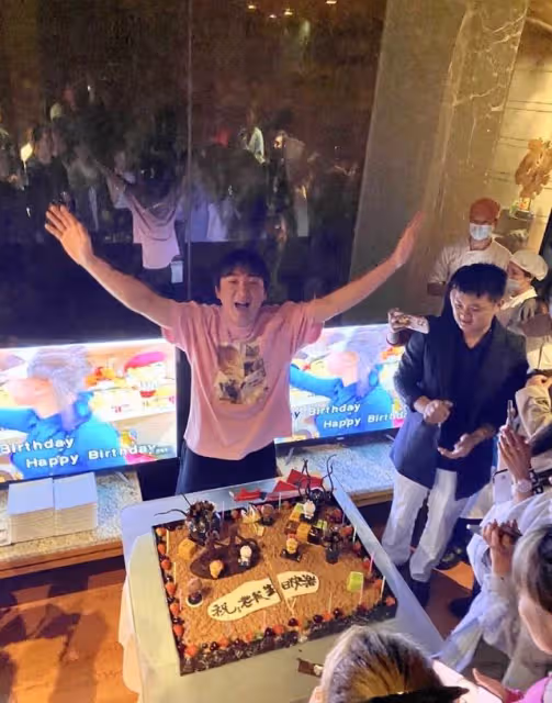 王思聰34歲生日陣仗大!現場雲煙繚繞氛圍火熱,美女成群顏值超高