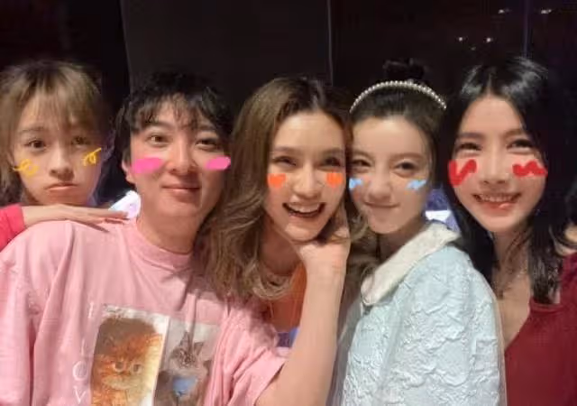 王思聰34歲生日陣仗大!現場雲煙繚繞氛圍火熱,美女成群顏值超高