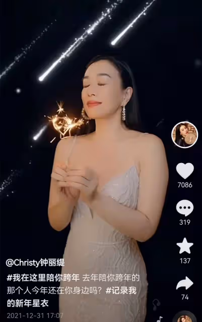 鍾麗緹新年穿泳裝秀好身材!皮膚白皙凹凸有致,51歲仍十足吸睛