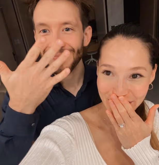雙喜臨門!34歲女星宣布懷上男孩,挺7月孕肚被洋男友求婚太溫馨