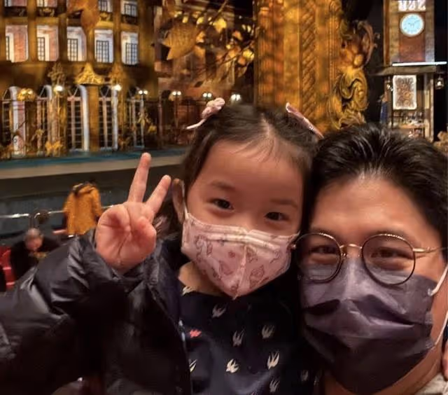 霍啟剛帶女兒看演出,4歲霍中妍現芭蕾舞天賦,柔韌性不輸郭晶晶