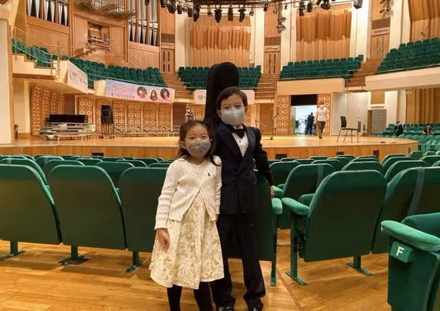 霍啟剛帶女兒看演出,4歲霍中妍現芭蕾舞天賦,柔韌性不輸郭晶晶