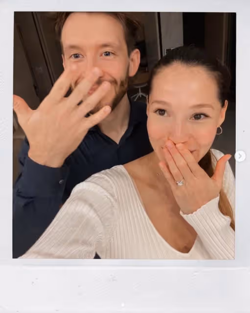 34歲混血女星被男友驚喜求婚,已懷7月男胎,自曝差點當場生娃