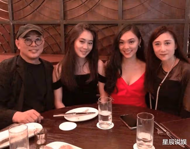 李連杰為老婆利智慶生,曬出全家同框照,畫面非常的溫馨幸福