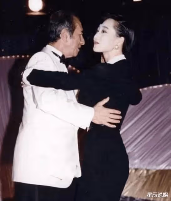 李連杰為老婆利智慶生,曬出全家同框照,畫面非常的溫馨幸福